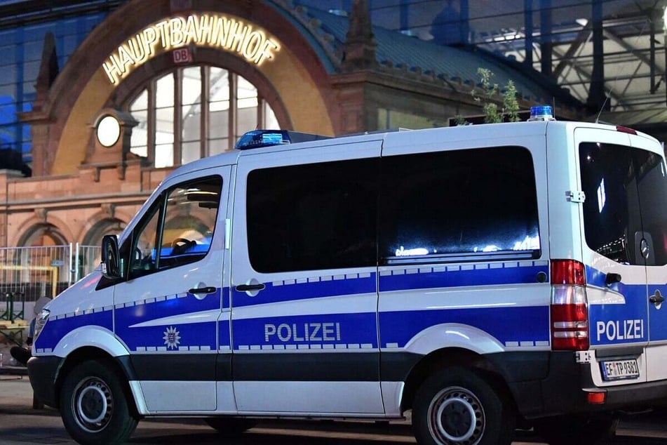 Beim Halt des EC 459 am Erfurter Hauptbahnhof habe eine Streife der Bundespolizei Kontakt zum Bahnpersonal und einem Zeugen aufgenommen, hieß es. (Archivbild)