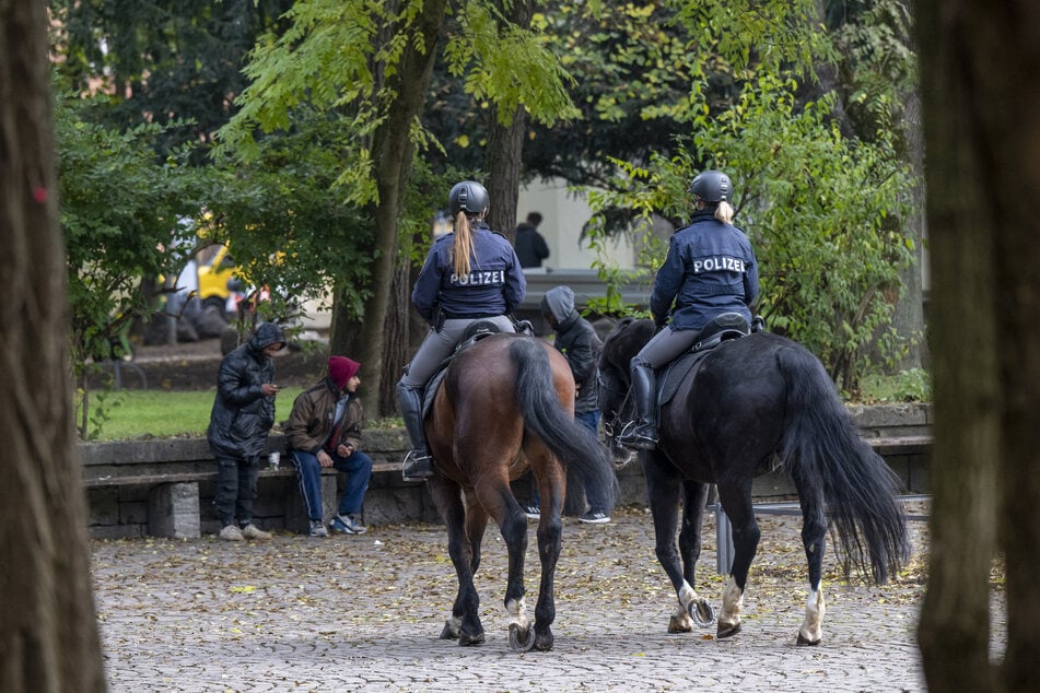 Berittene Polizisten patrouillieren durch den Alten Botanischen Garten.