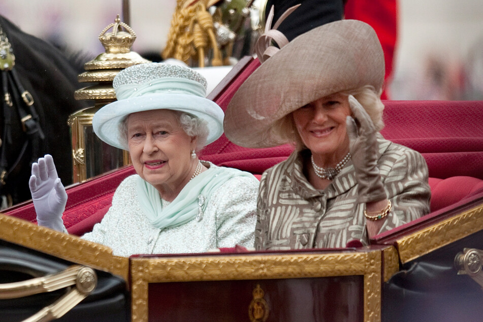 Herzogin Camilla (74, r.) wird sich über die Entscheidung der Queen (95) freuen.