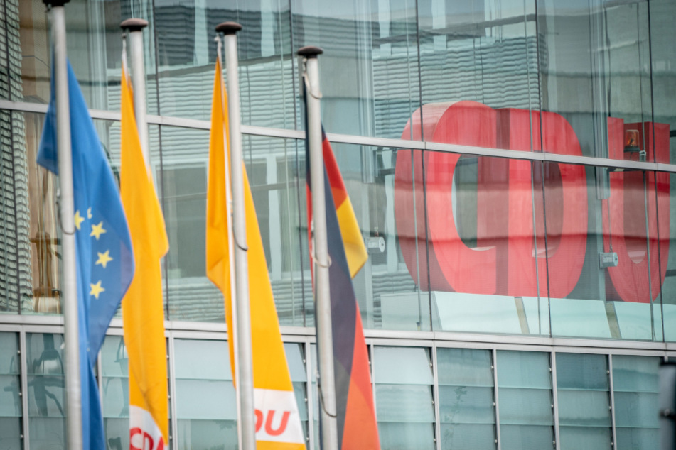 Die CDU-Spitze verschiebt den für 4. Dezember in Stuttgart geplanten Parteitag ins nächste Jahr.