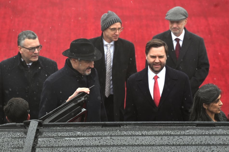 Ministerpräsident Markus Söder (58, CSU, l.) begrüßte US-Vizepräsident JD Vance (41) und seine Familie als Gast der Sicherheitskonferenz am Flughafen München.