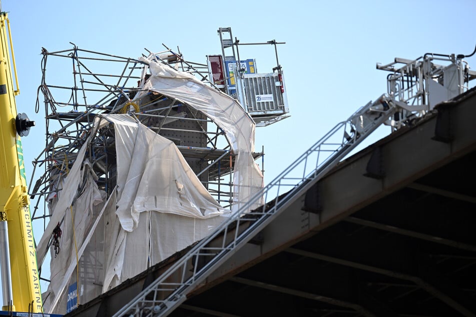 Das zerstörte Gerüst unmittelbar nach dem verheerenden Arbeitsunfall auf der Leverkusener Rheinbrücke.