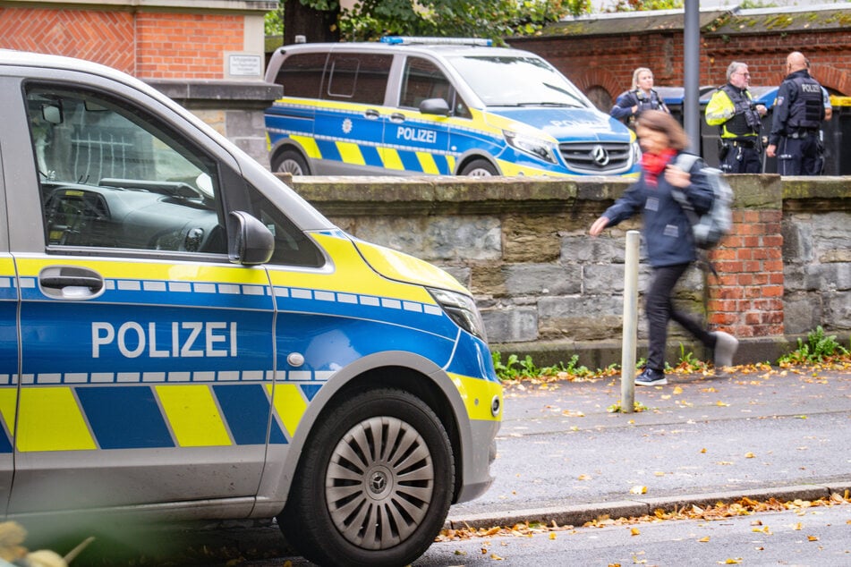 Die Beamten waren am Donnerstagmorgen mit starken Kräften vor Ort und führten Zugangskontrollen an der Schule durch.