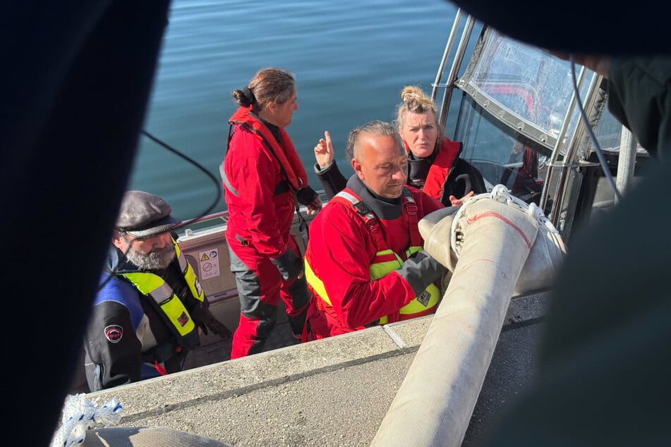 Pedro Veranda (l-r), Anne Herrschaft, Danny Hilse, und Kirsten Tönnies, Mitglieder der Rettungsinitiative, machen sich mit einem Boot für den Rettungsversuch auf den Weg zum Wal.