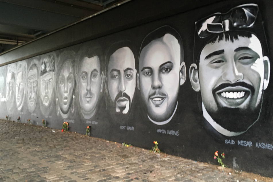 Ein Wandbild in Frankfurt zeigt die Gesichter der Opfer des rassistischen Anschlags in Hanau.