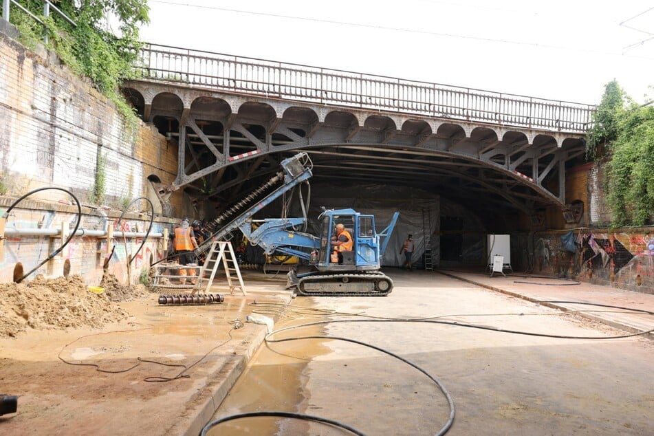 Die Eisenbahnbrücken in Leipzig-Wahren werden seit dem 2. Juli abgerissen. Die vorbereitenden Arbeiten laufen schon seit einigen Wochen.