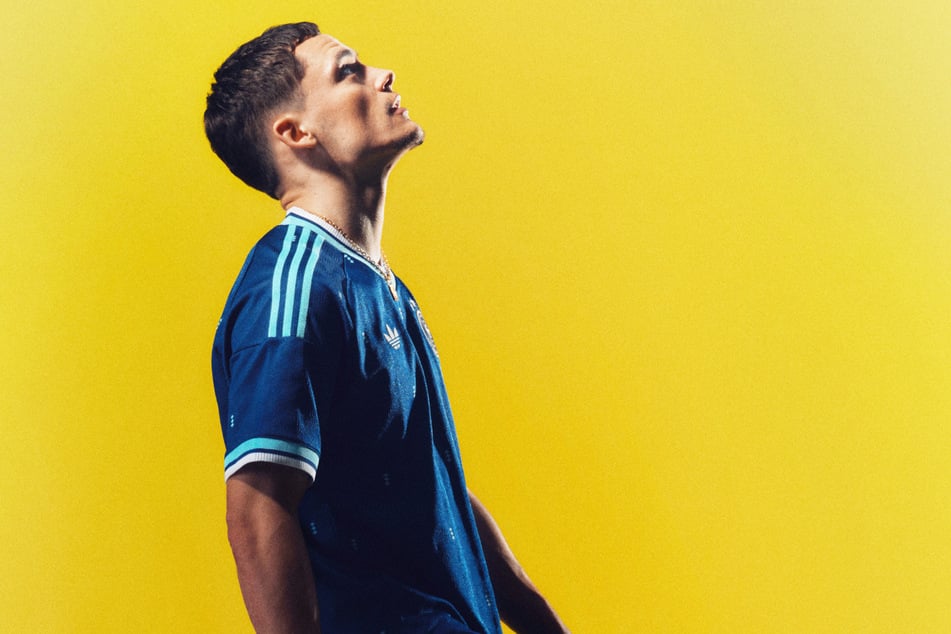 Florian Wirtz (22) präsentiert das neue DFB-Auswärtstrikot - der Liverpool-Profi ist ein Fan des blauen Adidas-Shirts.