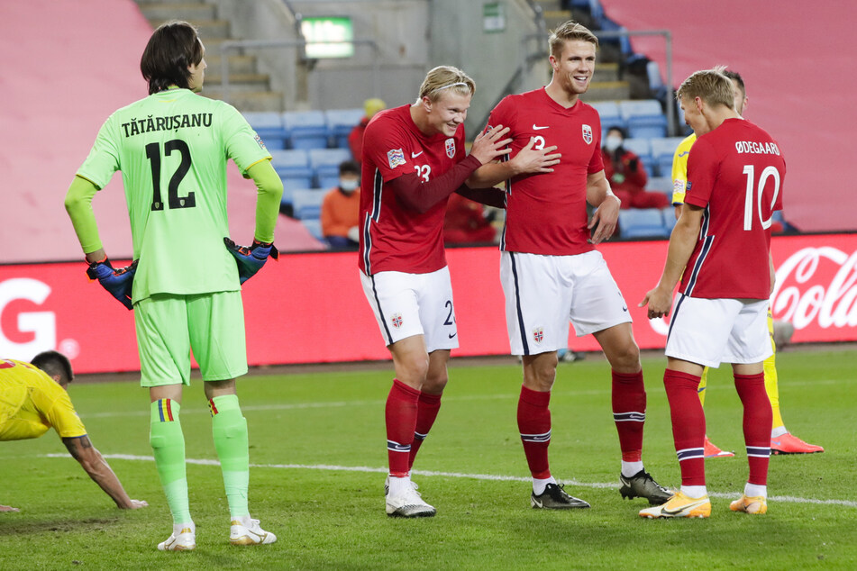 Erling Haaland (3.v.r, #23) feierte bei Norwegens 4:0-Sieg in der Nations League gegen Rumänien erstmals dreifach.