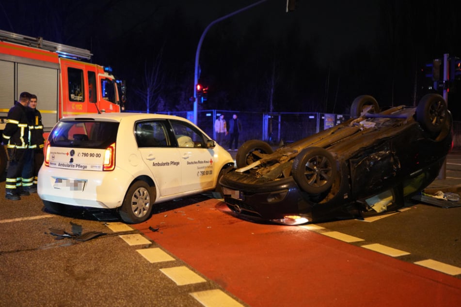 Nach einem Frontal-Crash in Hamburg-Hamburg hat sich am Freitagabend ein Auto überschlagen. Es blieb auf dem Dach liegen.