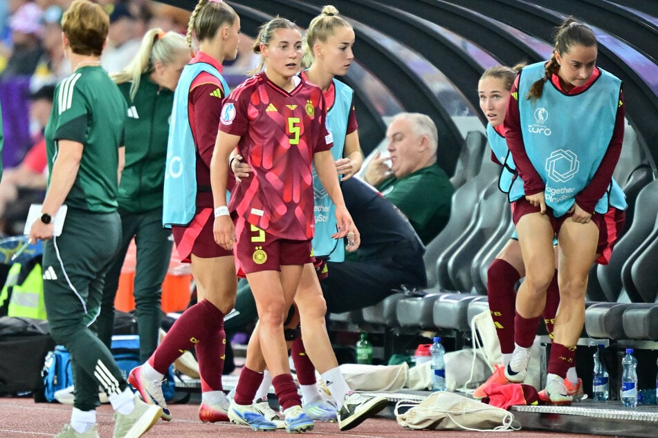 Carlotta Wamser (21) kann erst im Halbfinale wieder auflaufen - wenn die deutschen Fußballerinnen dieses überhaupt erreichen.