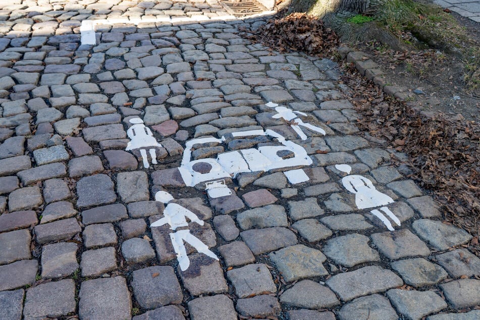 Jetzt sind die Stellplätze auch auf dem Boden markiert.