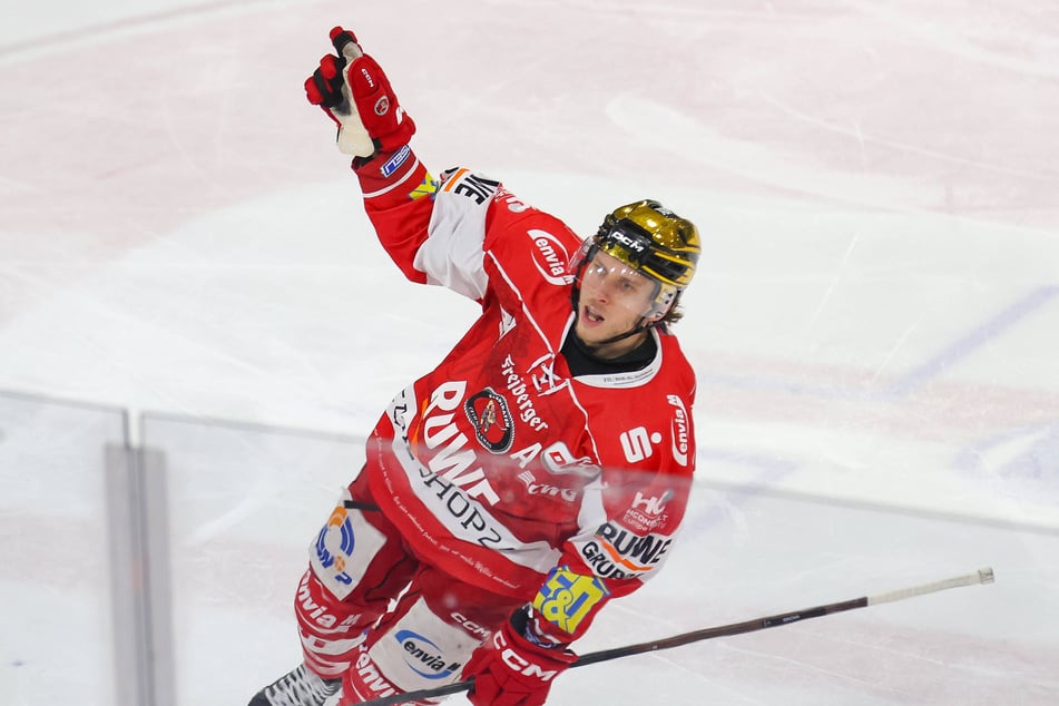 Eispiraten-Goldhelm Corey Mackin (30) steht auf der Wunschliste der DEG.