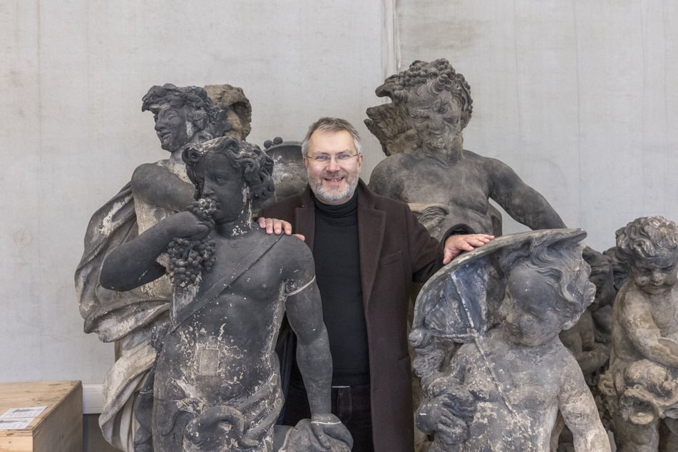 SIB-Sachgebietsleiter Kai-Uwe Beger (53) steht zwischen Figuren, die mitunter auch aus dem Dresdner Zwinger stammen.