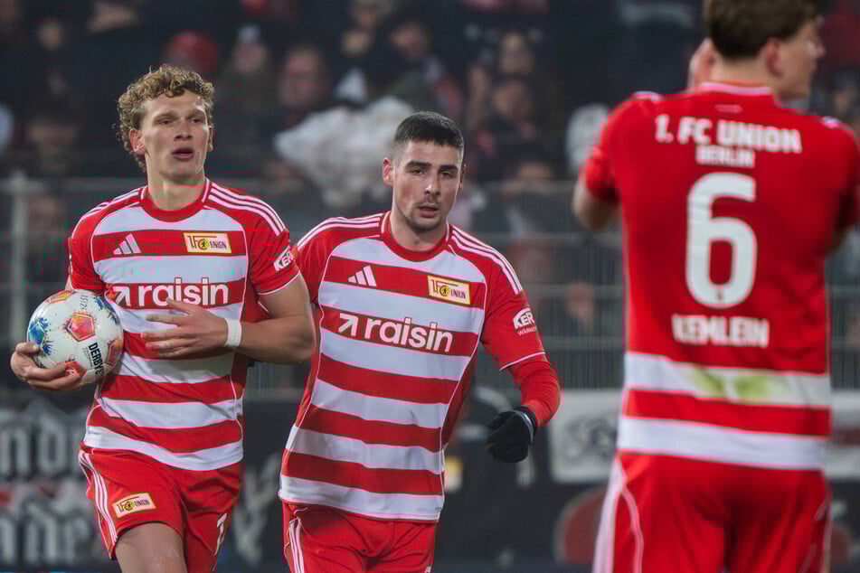 Leopold Querfeld (l.) hatte bei seinem Strafstoß jede Menge Dusel.