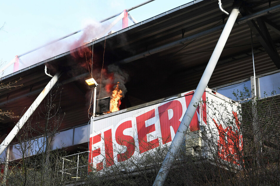 Das Feuerwerk war hinter der Heimtribüne auf der Waldseite gezündet worden.