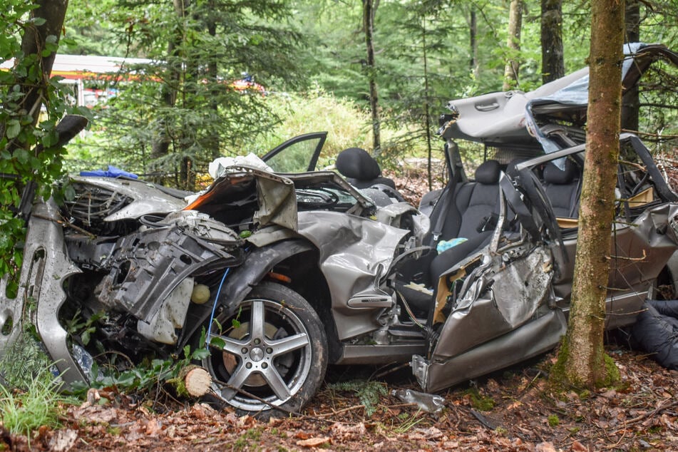 Tödlicher Unfall! Autofahrer nach Kollision mit Bäumen eingeklemmt