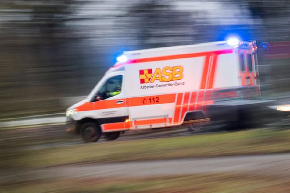 Radfahrer stirbt nach Kollision: Unfallverursacher verletzt sich bei Rettungsversuch selbst