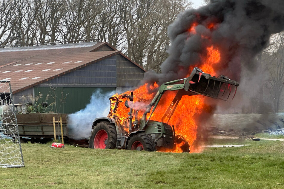 In Spreckens (Landkreis Rotenburg) ist am Samstag ein Traktor während der Fahrt in Flammen aufgegangen.