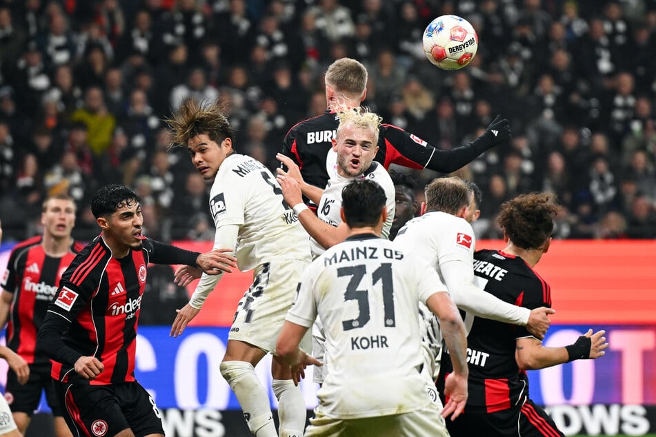 Kampf um jeden Zentimeter! Beide Teams haben sich am zehnten Spieltag der Bundesliga nichts geschenkt.