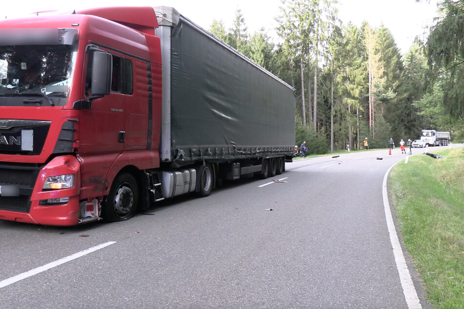 Das Motorrad krachte frontal in den Lkw. Der Fahrer des Sattelzugs blieb unverletzt.