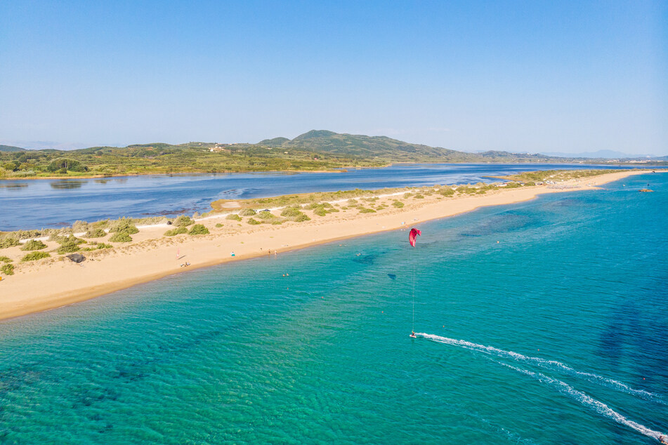 Beim Paragliding am Halikounas-Strand gibt's direkt mehr Wasser zu sehen: Denn ein See ist direkt neben dem Meer.