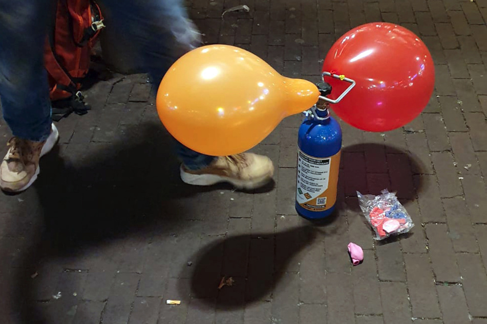 Mithilfe von gefüllten Luftballons wird das Lachgas konsumiert. (Symbolbild)