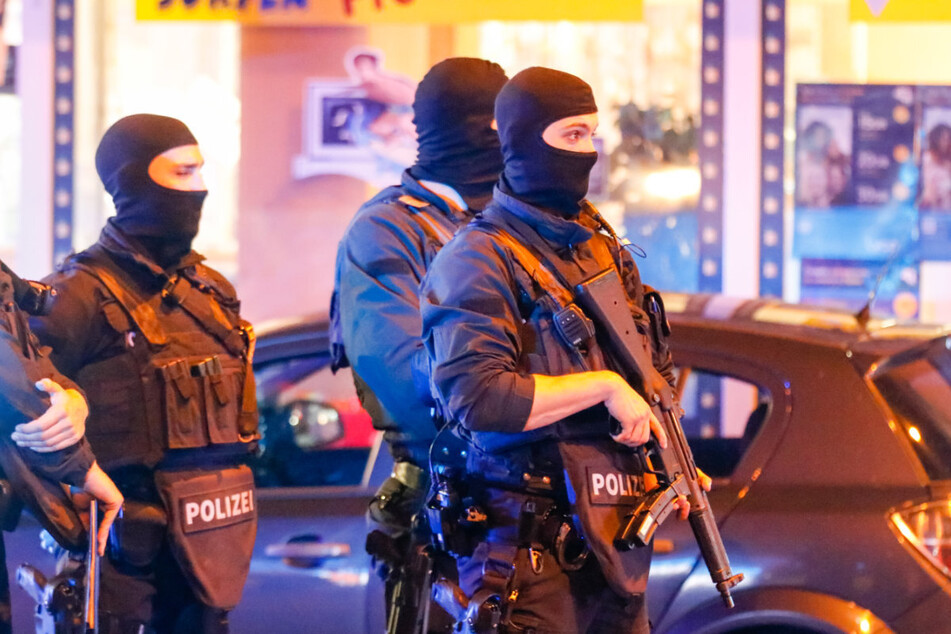 Bewaffnete Polizisten sichern seit Montagabend den Bereich in der Landgrabenstraße in Nürnberg ab.