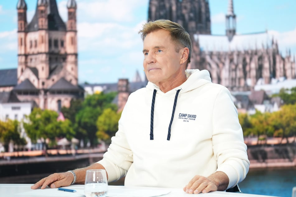 Selbst Jury-Legende Dieter Bohlen (72) staunt über das Outfit des Gastes.