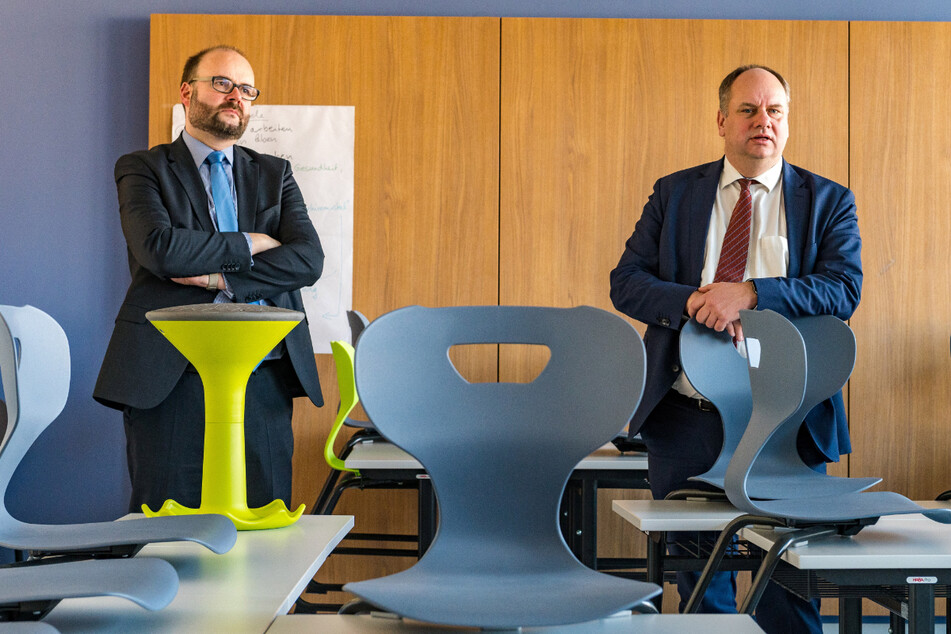 Dresdens Oberbürgermeister Dirk Hilbert (51, FDP, r.) und Kultusminister Christian Piwarz (47, CDU) schauen sich im Rahmen einer Führung die Klassenräume an.