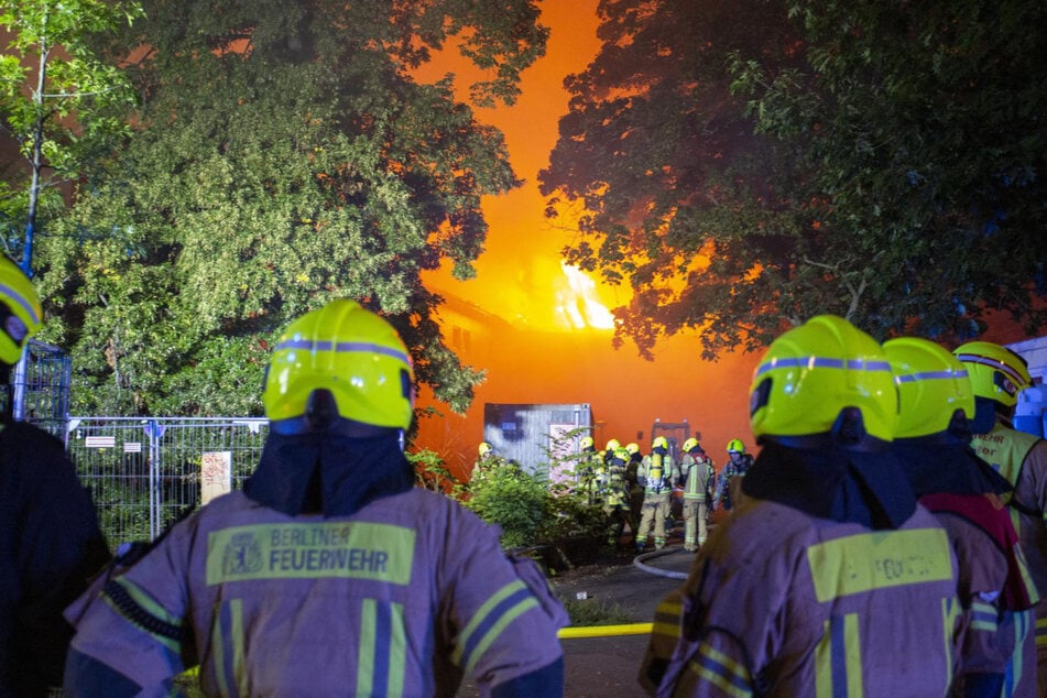 Berlin: Großbrand in Gesundbrunnen: Löscharbeiten unter Kontrolle