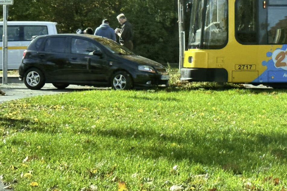 Unfall am Großen Garten: Auto und Straßenbahn kollidieren