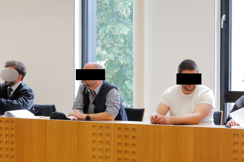 Das Verfahren gegen Erik H. (54, M.) und Tommy J. (38, r.) wurde gegen Zahlung einer Geldauflage eingestellt.