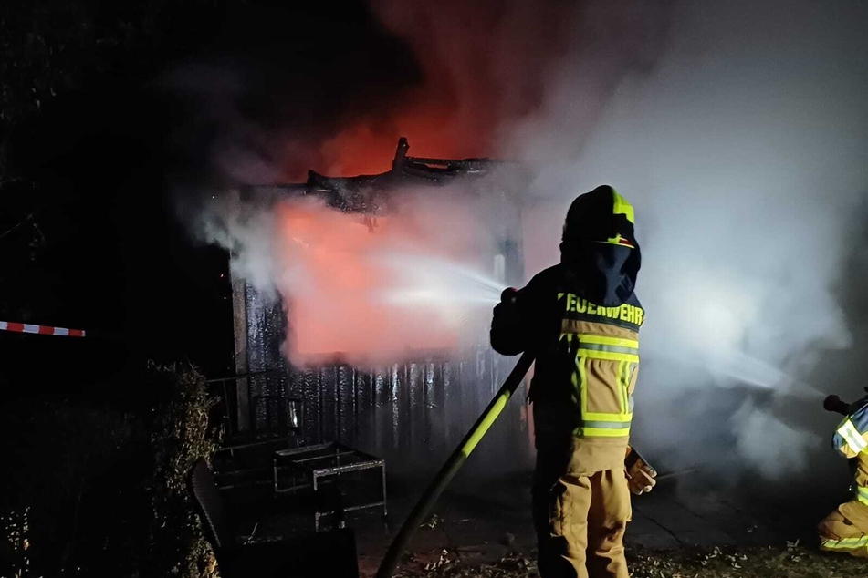 Leipzig: Kleingartenverein gleich zweimal Ziel von Feuerteufeln? Laubenbrände halten Feuerwehr auf Trab