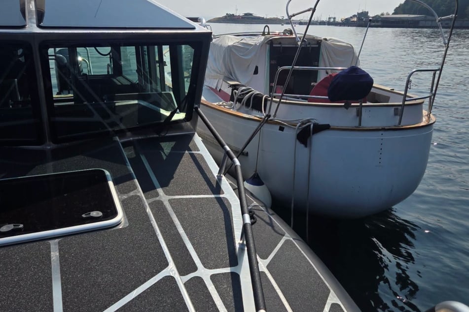 Polizei wird zu verlassenem Boot gerufen: Auf das, was im Inneren wartet, ist keiner vorbereitet