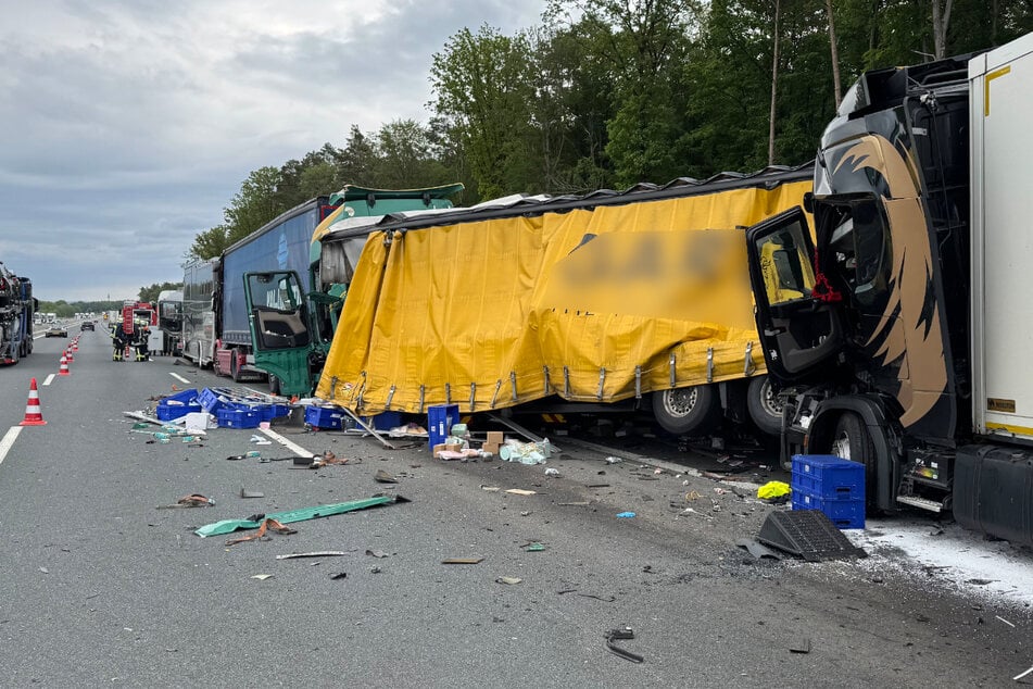 Unfall A3: A3 gesperrt: Unfall mit Lkw und Pferdetransporter