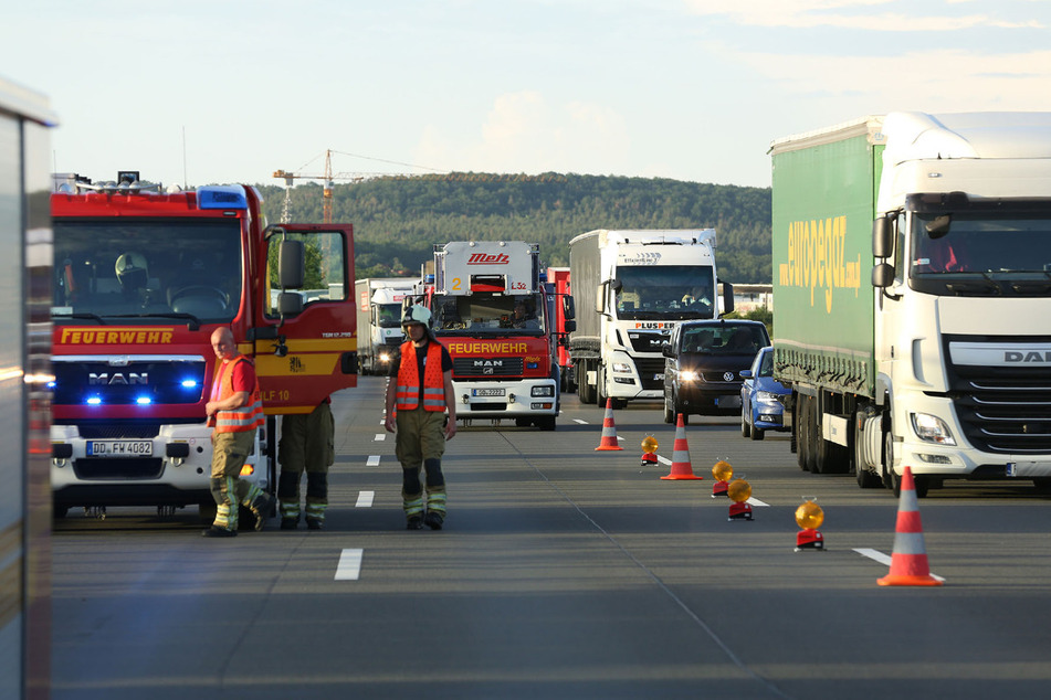 Rettungskräfte von Polizei und Feuerwehr waren an der Unfallstelle am Montagabend im Einsatz. Es kam zum Stau auf der A4.
