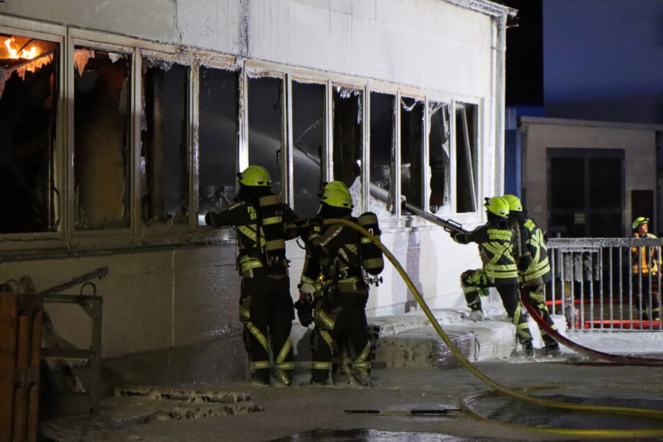Brand in Fabrikgebäude in Günzburg: Feuerwehr in der Nacht gefordert