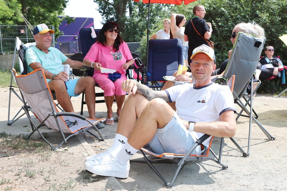 "Wir reisen der Tour hinterher und besuchen alle vier Konzerte hier", verrät Norman Denk (43).