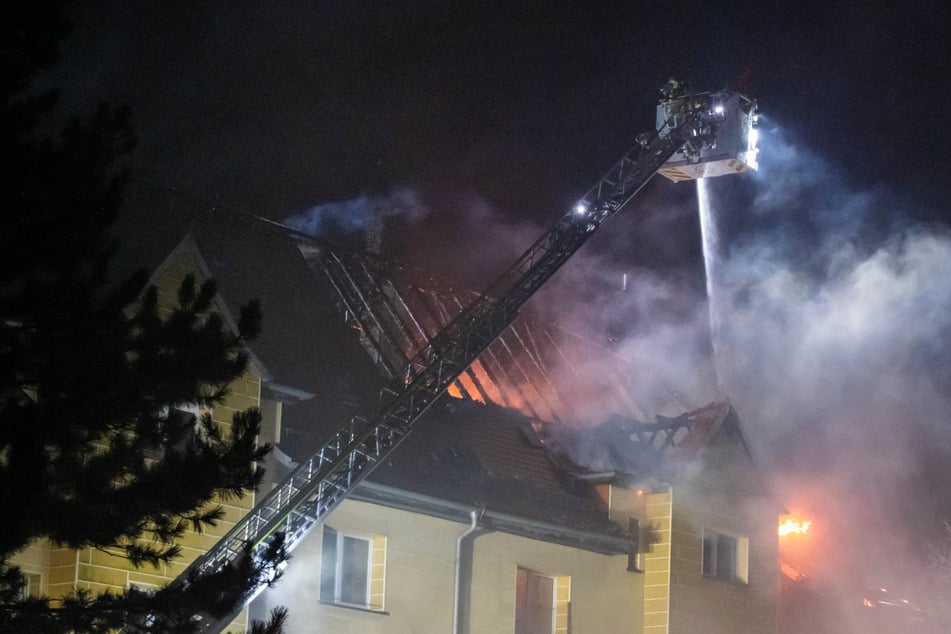 Dachstuhl brennt lichterloh: 16 Menschen evakuiert, 100 Feuerwehrkräfte im Einsatz