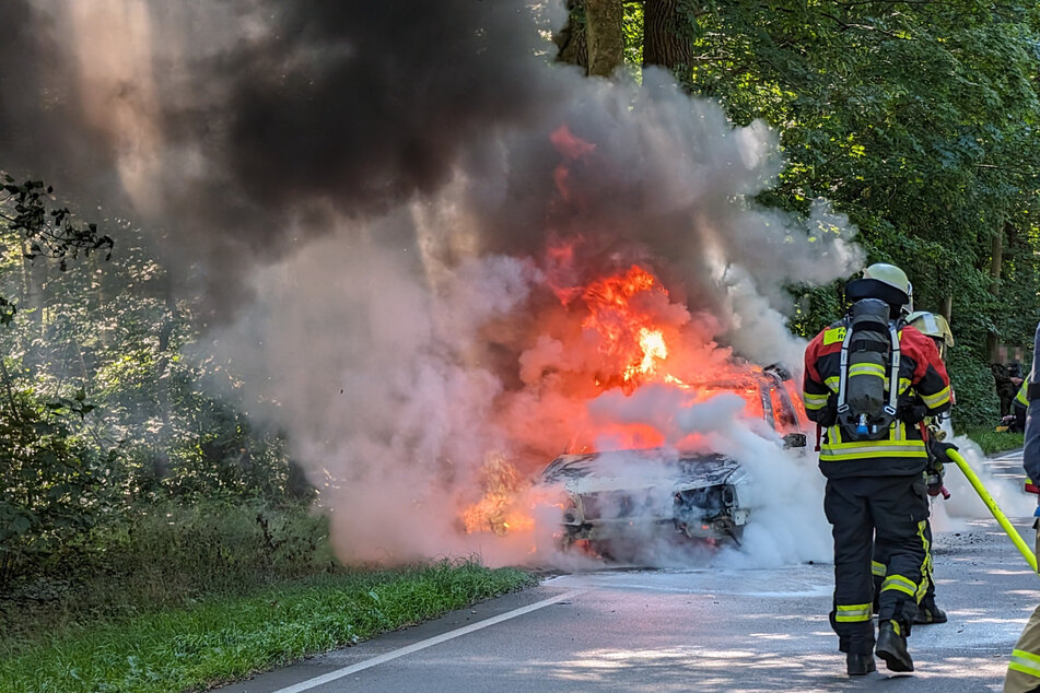 Als die Feuerwehr vor Ort eintraf, brannte der Wagen bereits lichterloh.