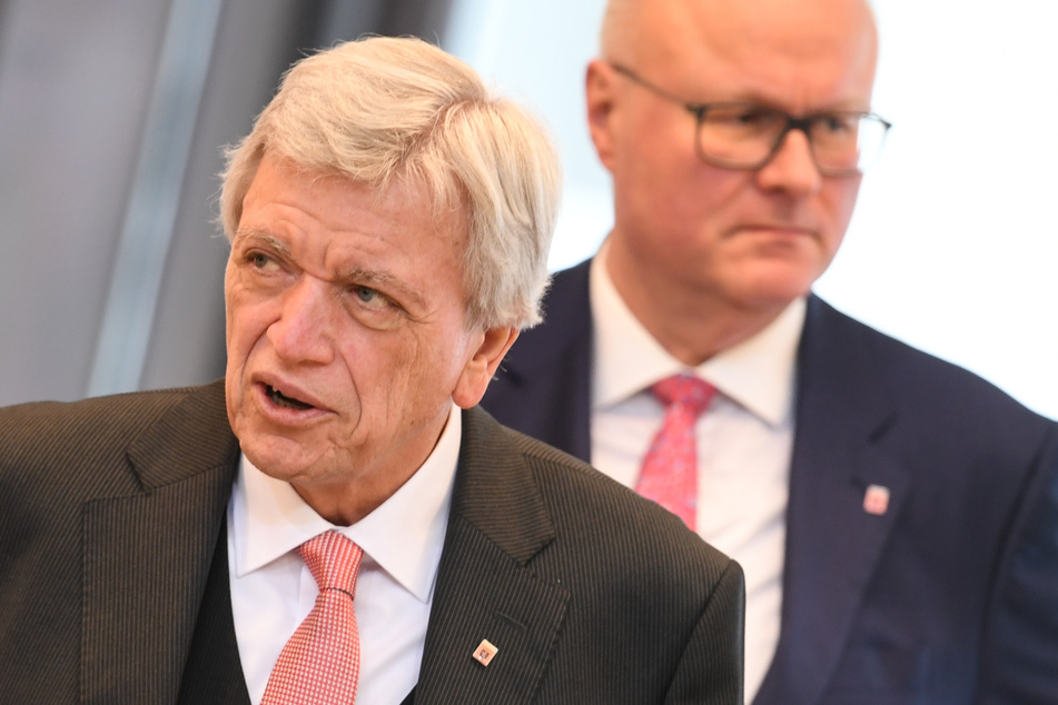 Hessens Ministerpräsident Volker Bouffier (l.) äußerte sich am Sonntagmittag zum Tod von Finanzminister Thomas Schäfer.