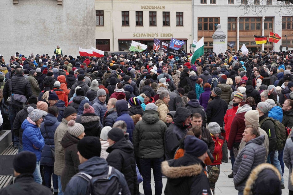 Corona-Protest in Görlitz: Demonstranten werden mit Eiern beworfen