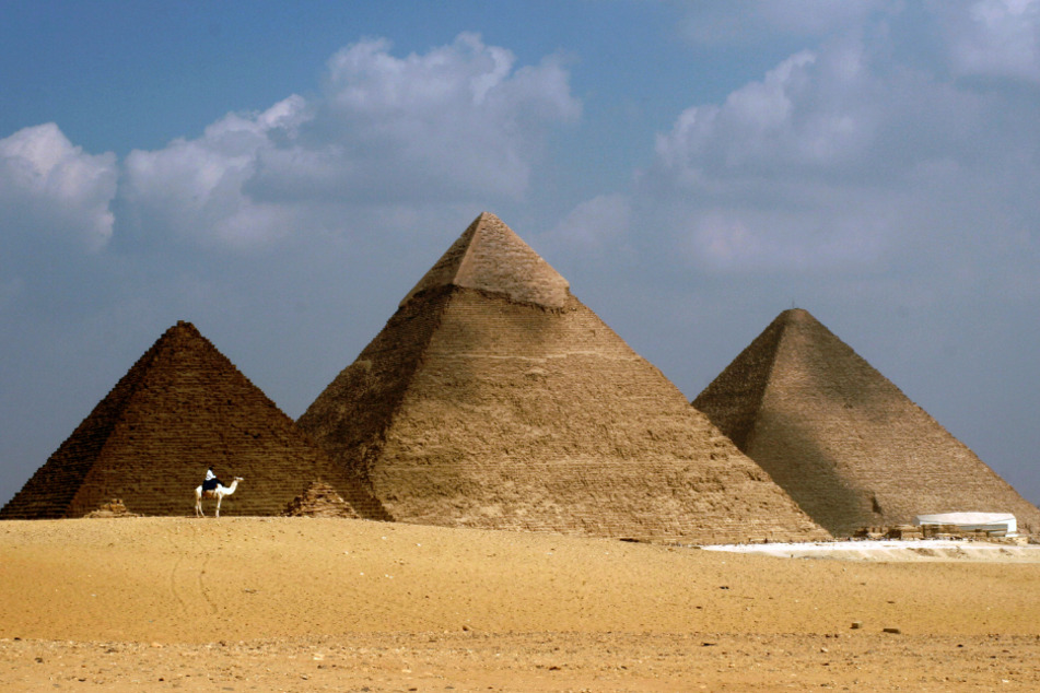 Die Pyramiden des Mykerinos (l.-r.), des Chephren und Cheops in Ägypten.