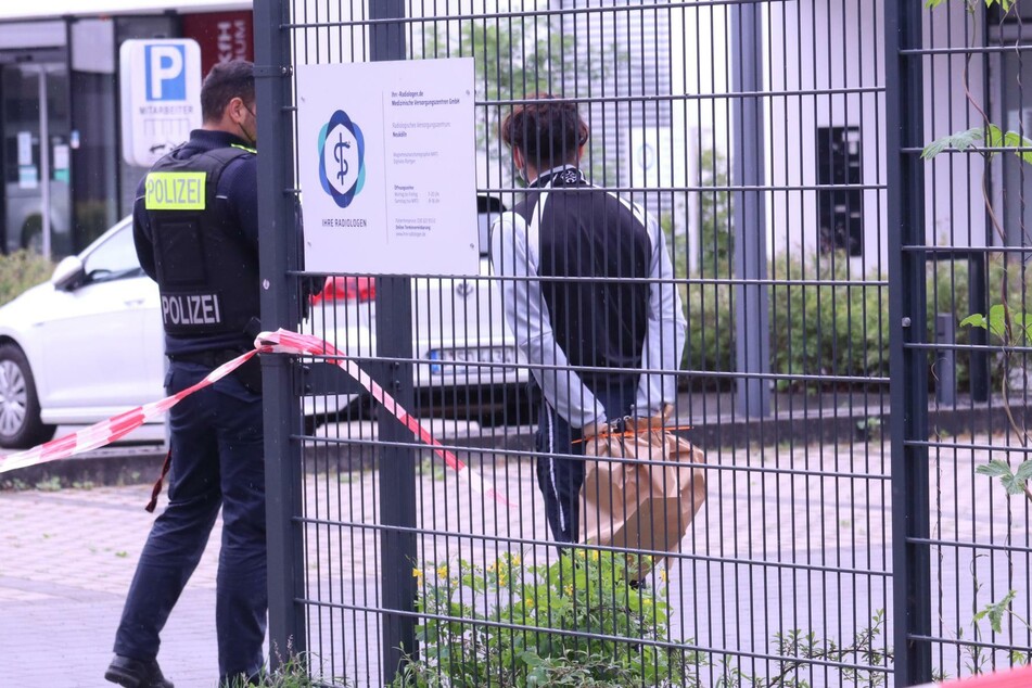 Zwei Verdächtige konnten von der Polizei festgenommen werden.