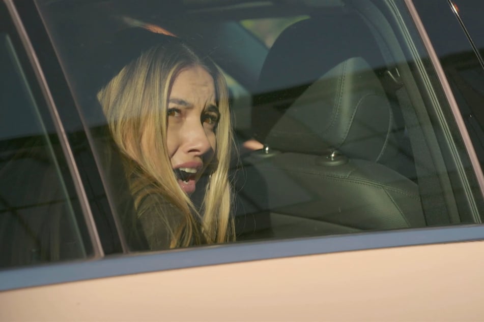 Charlie klemmt Teodoras Finger in der Taxitür ein.