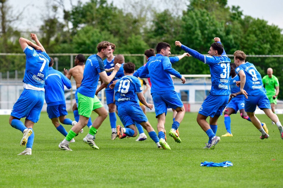 Hier bejubelt die Truppe noch den Aufstieg des RSV Eintracht, künftig wechselt der Großteil der Erfolgself zu Hertha Zehlendorf.