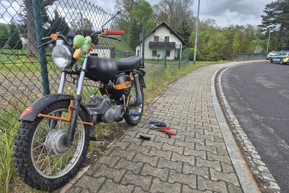 In Lichtenberg/Erzgebirge stieß ein Moped-Fahrer (27) mit einem BMW zusammen.