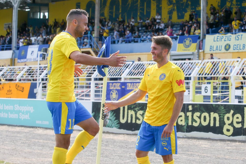 Maik Salewski (rechts), hier von Djamal Ziane beglückwünscht, erzielte den Führungstreffer zum 1:0.