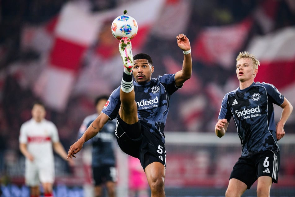 Aurèle Amenda (22, l.) verlässt offenbar die Frankfurter Eintracht und wechselt in die Premier League.