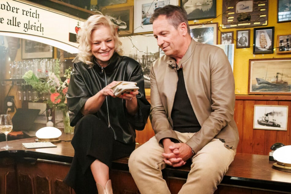 Gastgeberin Ina Müller (60) macht sich mit Gast Dieter Nuhr (65) über die Bierdeckelfragen des Publikums her.